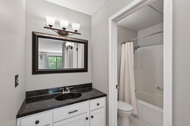 10501 Cedar Lake Road 318, Minnetonka, MN 55305