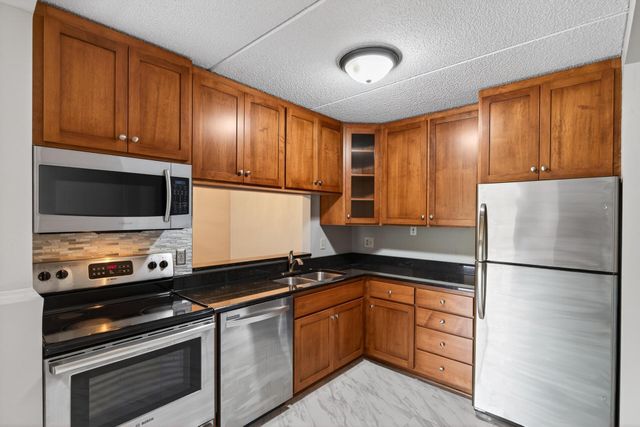 10501 Cedar Lake Road 318, Minnetonka, MN 55305