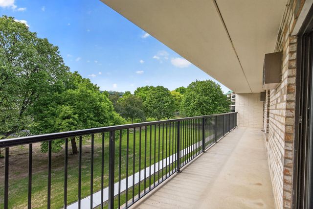 10501 Cedar Lake Road 318, Minnetonka, MN 55305