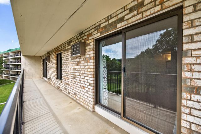 10501 Cedar Lake Road 318, Minnetonka, MN 55305