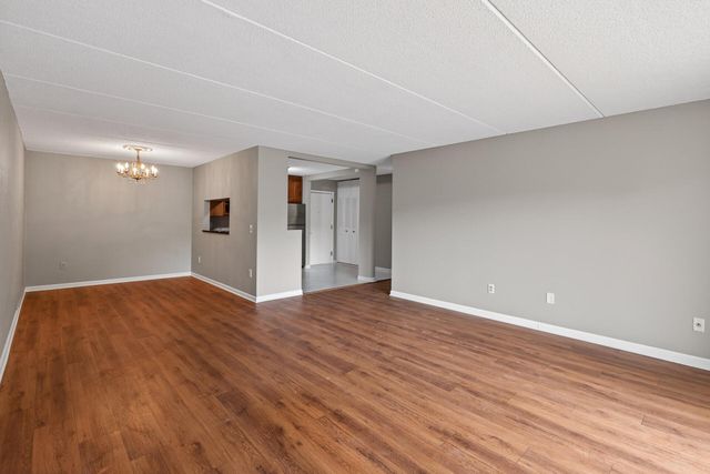 10501 Cedar Lake Road 318, Minnetonka, MN 55305