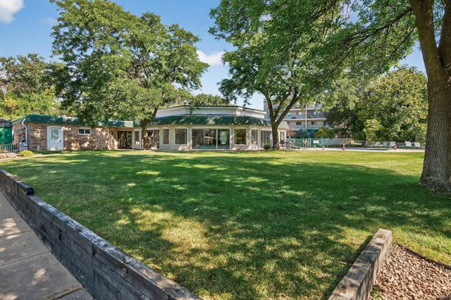 10501 Cedar Lake Road 318, Minnetonka, MN 55305