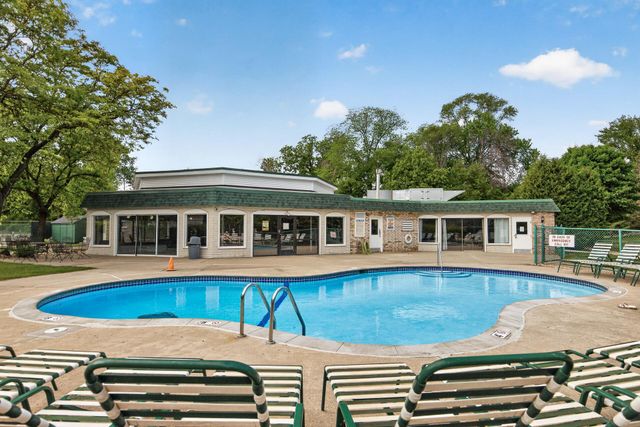 10501 Cedar Lake Road 318, Minnetonka, MN 55305