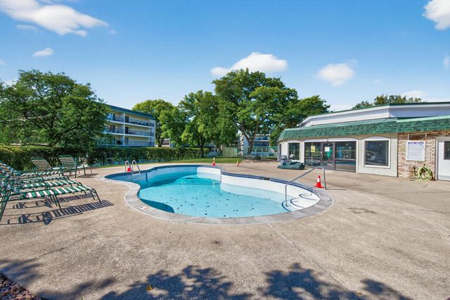 10501 Cedar Lake Road 318, Minnetonka, MN 55305