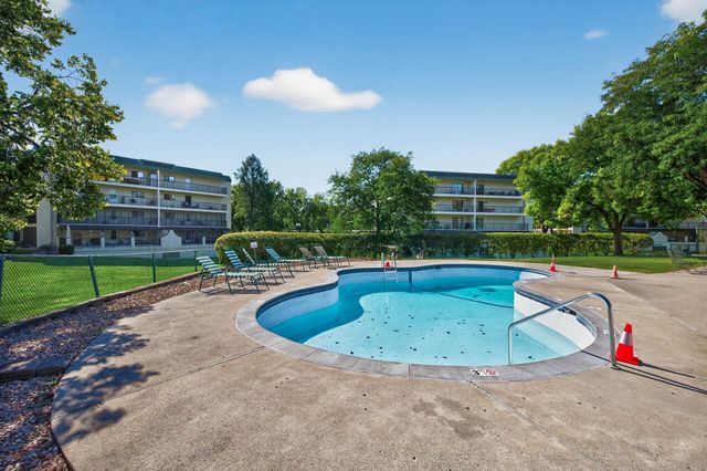 10501 Cedar Lake Road 318, Minnetonka, MN 55305