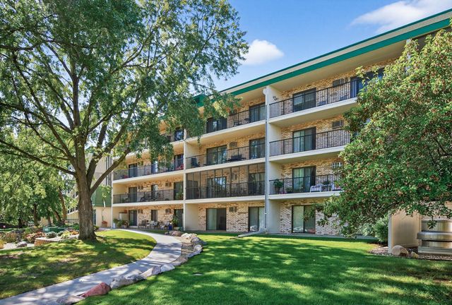 10501 Cedar Lake Road 318, Minnetonka, MN 55305