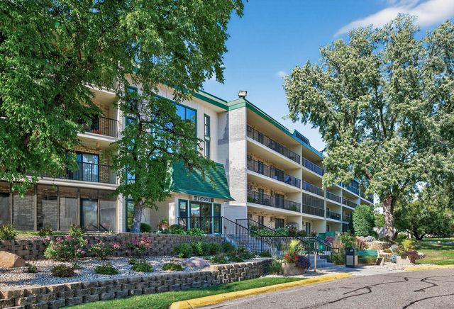 10501 Cedar Lake Road 318, Minnetonka, MN 55305