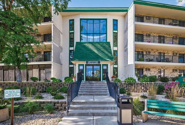 10501 Cedar Lake Road 318, Minnetonka, MN 55305