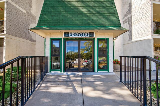 10501 Cedar Lake Road 318, Minnetonka, MN 55305