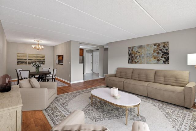 10501 Cedar Lake Road 318, Minnetonka, MN 55305