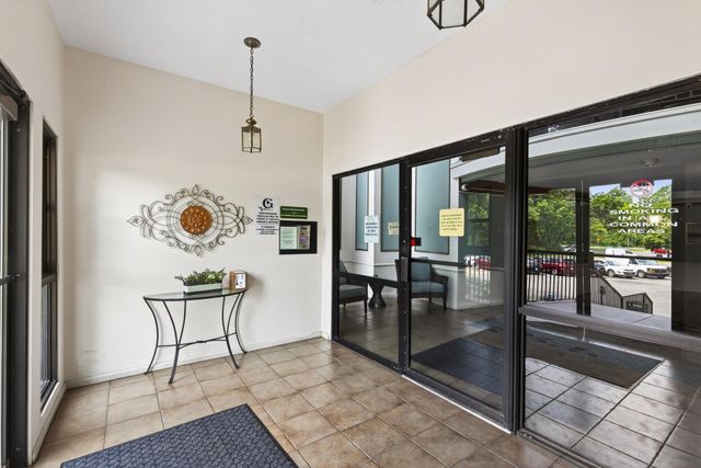 10501 Cedar Lake Road 318, Minnetonka, MN 55305