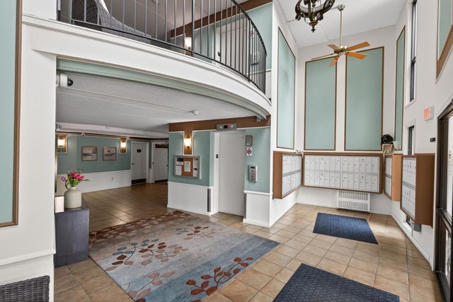 10501 Cedar Lake Road 318, Minnetonka, MN 55305