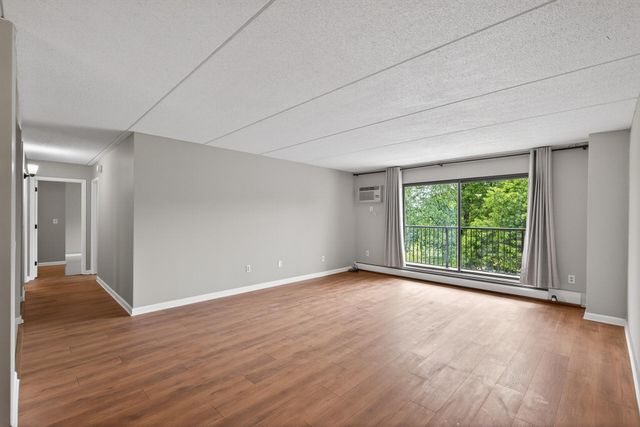 10501 Cedar Lake Road 318, Minnetonka, MN 55305