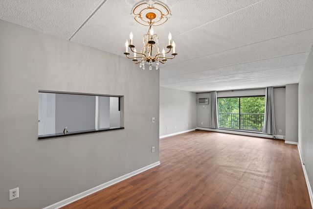 10501 Cedar Lake Road 318, Minnetonka, MN 55305