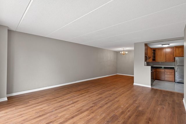 10501 Cedar Lake Road 318, Minnetonka, MN 55305
