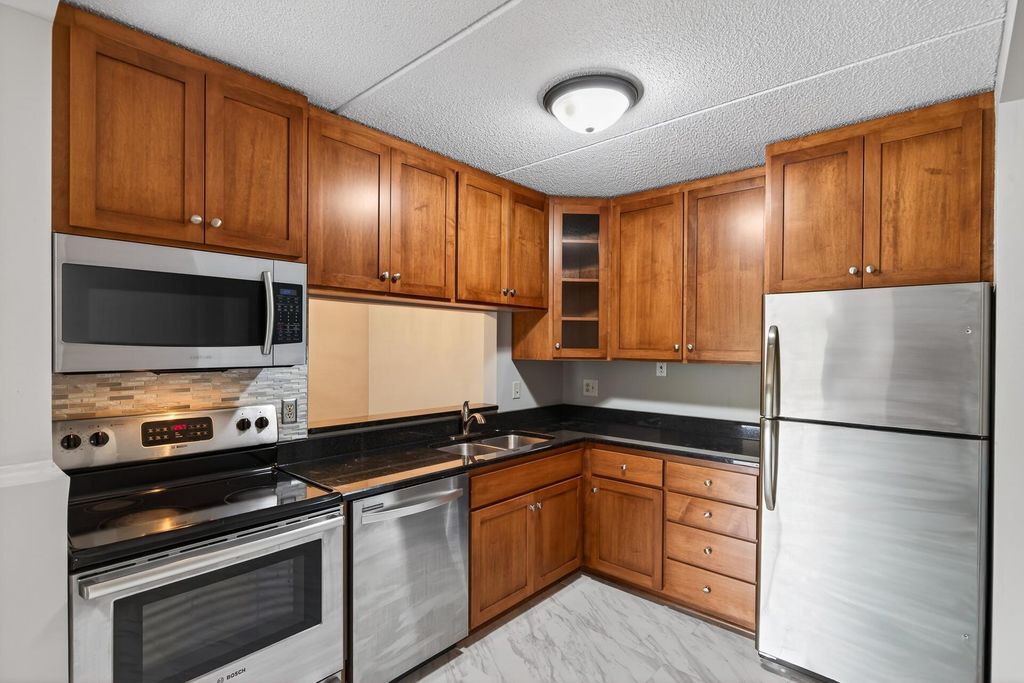 10501 Cedar Lake Road 318, Minnetonka, MN 55305 — photo 2