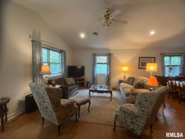 617 N 10TH Street, Herrin, IL 62948