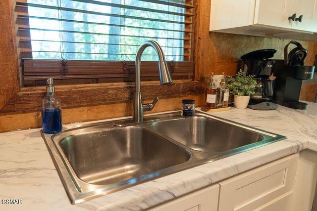 1126 E Foothills Drive, Gatlinburg, TN 37738