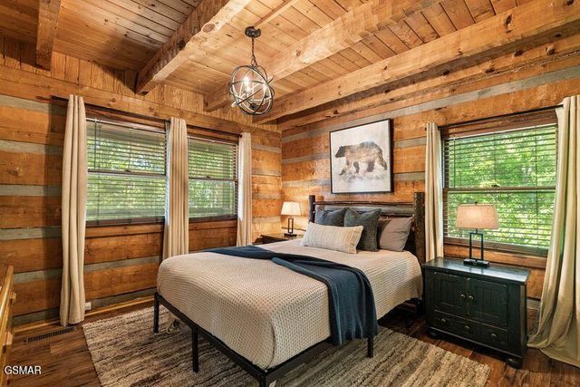 1126 E Foothills Drive, Gatlinburg, TN 37738