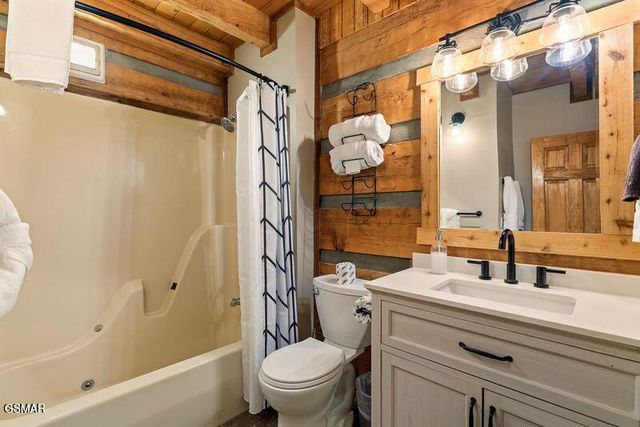 1126 E Foothills Drive, Gatlinburg, TN 37738