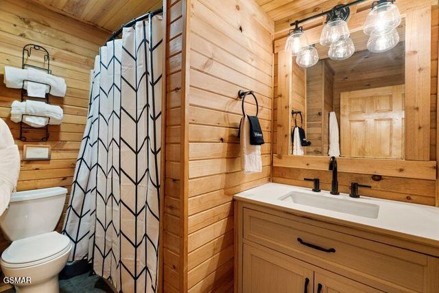 1126 E Foothills Drive, Gatlinburg, TN 37738