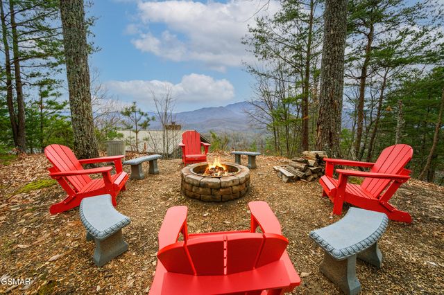 1126 E Foothills Drive, Gatlinburg, TN 37738