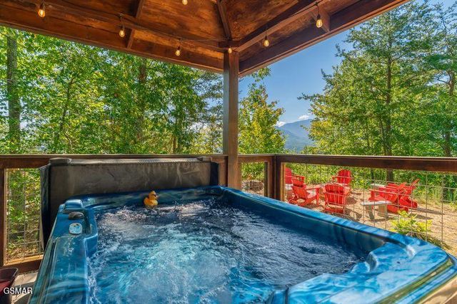 1126 E Foothills Drive, Gatlinburg, TN 37738
