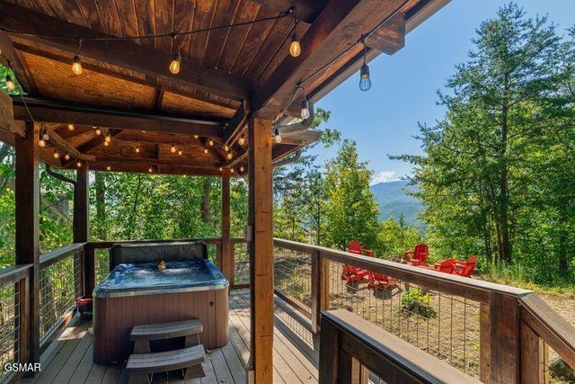 1126 E Foothills Drive, Gatlinburg, TN 37738