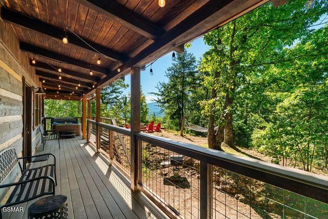 1126 E Foothills Drive, Gatlinburg, TN 37738