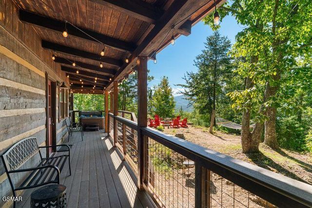 1126 E Foothills Drive, Gatlinburg, TN 37738