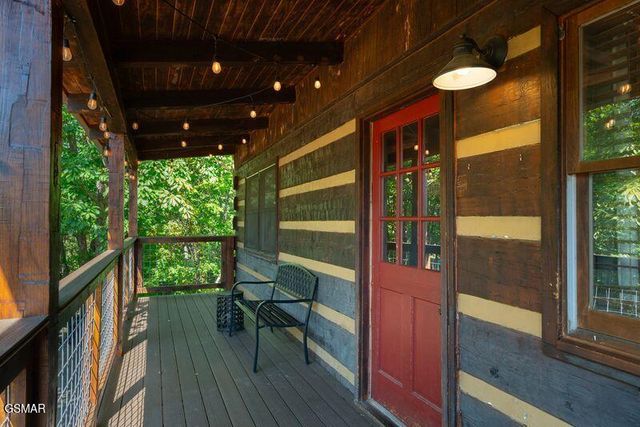 1126 E Foothills Drive, Gatlinburg, TN 37738