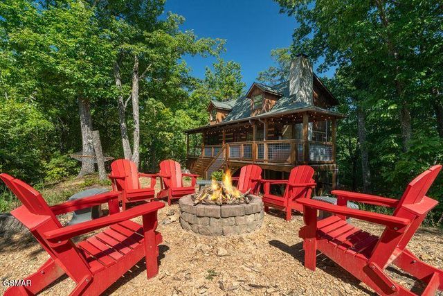 1126 E Foothills Drive, Gatlinburg, TN 37738