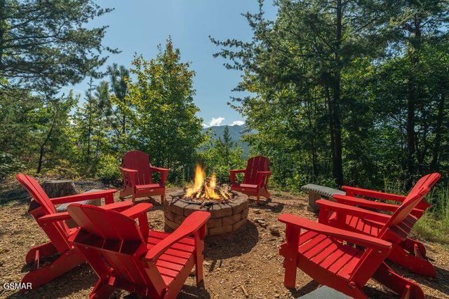1126 E Foothills Drive, Gatlinburg, TN 37738