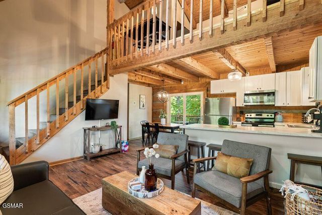 1126 E Foothills Drive, Gatlinburg, TN 37738