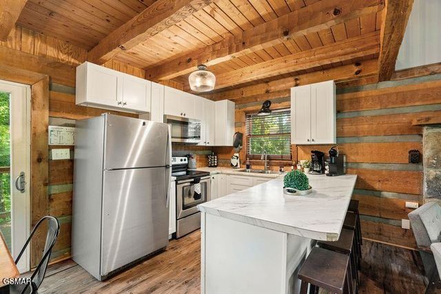 1126 E Foothills Drive, Gatlinburg, TN 37738
