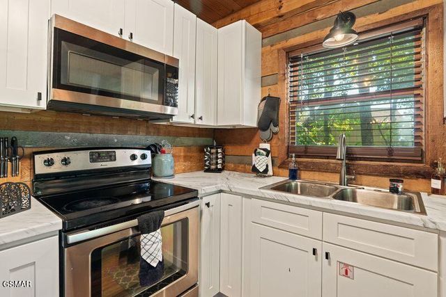 1126 E Foothills Drive, Gatlinburg, TN 37738