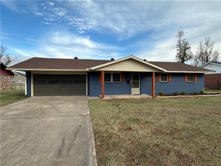 814 S 11th Street, Rogers, AR 72756