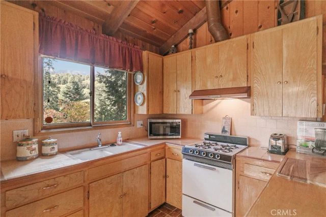 748 Lake, Lake Arrowhead, CA 92352