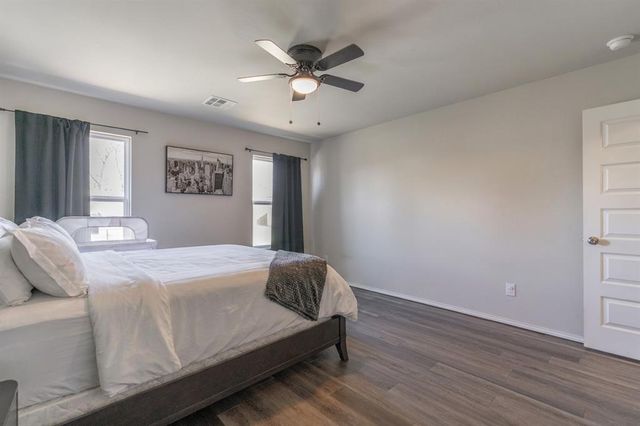 525 W Ava Drive, Mustang, OK 73064