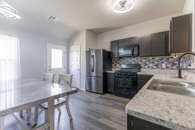 525 W Ava Drive, Mustang, OK 73064