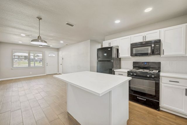 1913 San Antonio Street, Grand Prairie, TX 75051