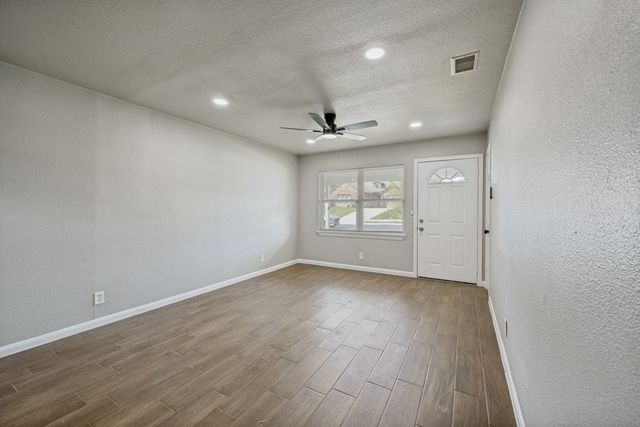 1913 San Antonio Street, Grand Prairie, TX 75051