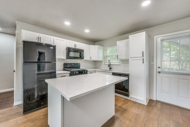 1913 San Antonio Street, Grand Prairie, TX 75051