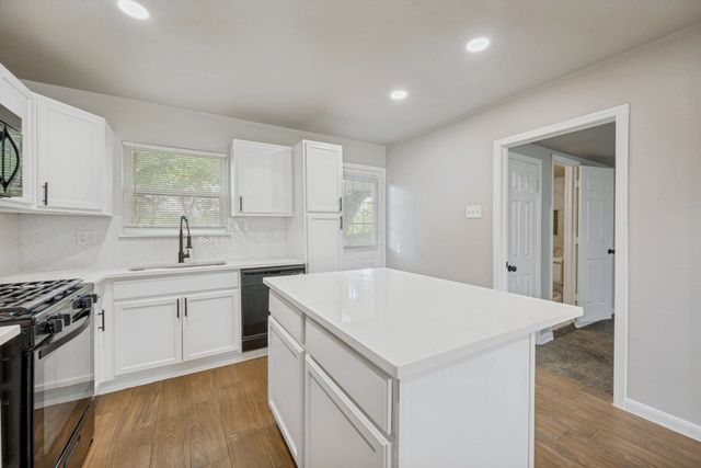 1913 San Antonio Street, Grand Prairie, TX 75051