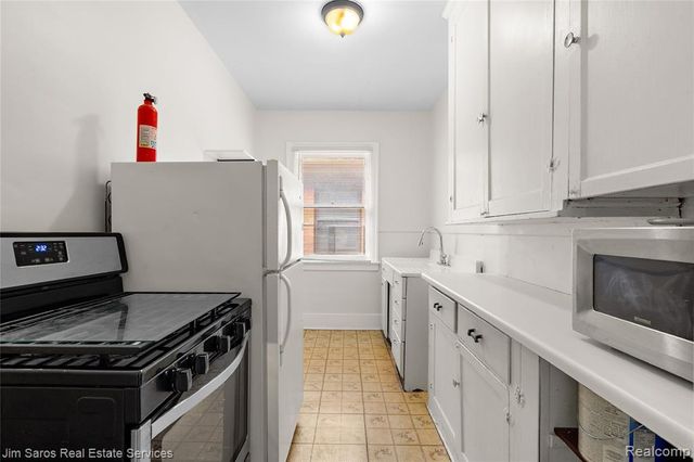 981 2N Beaconsfield Avenue, Grosse Pointe, MI 48230