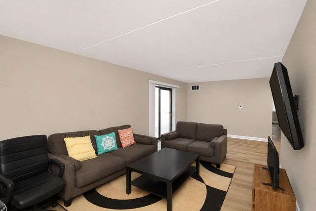 1463 Mercury Drive 219, Schaumburg, IL 60193