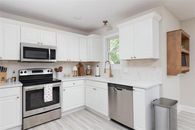 11000 NW FF Highway, Parkville, MO 64152