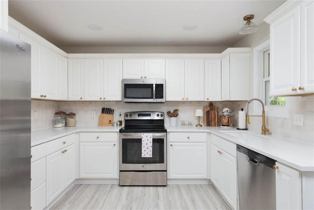 11000 NW FF Highway, Parkville, MO 64152