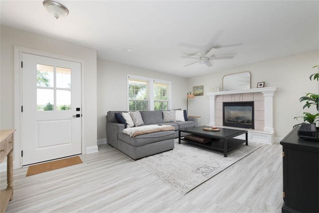 11000 NW FF Highway, Parkville, MO 64152