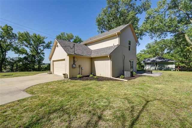11000 NW FF Highway, Parkville, MO 64152
